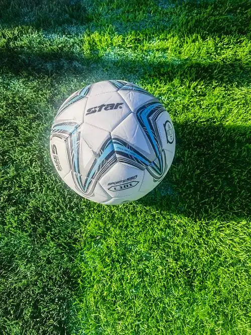 足球数据分析师查看数据